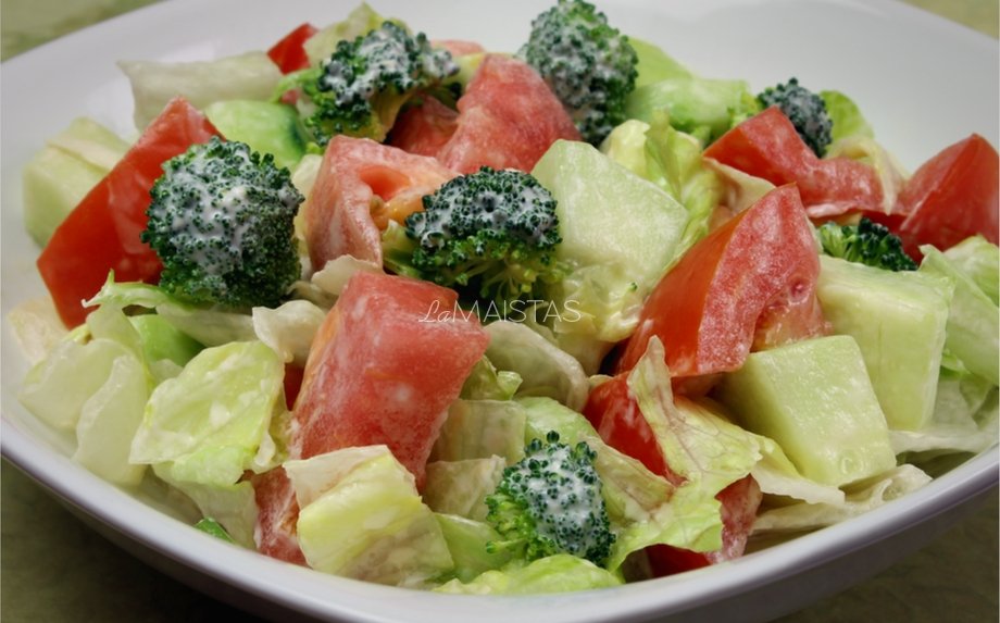 Brokolių salotos su pomidorais