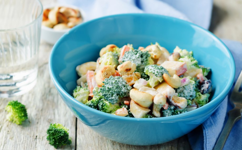 Brokolių salotos su vištiena ir spanguolėmis