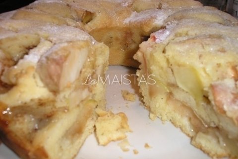  Obuolių pyragas su razinomis ir romu