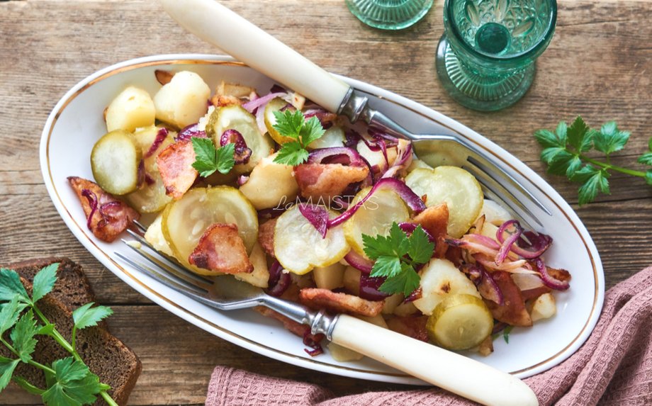 Bulvių salotos su šonine ir agurkėliais