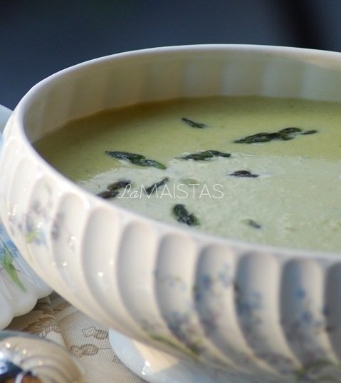 Švelni pertrinta sriuba su konservuotais žirneliais