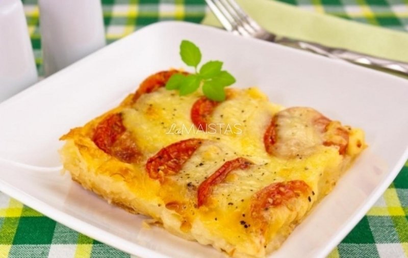 Sluoksniuotos tešlos pica su sūriu ir pomidorais