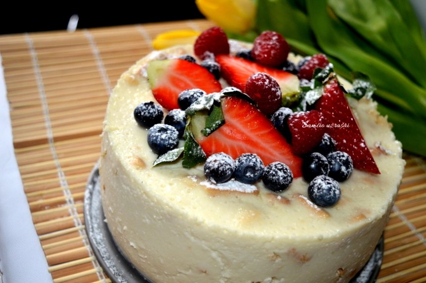 Gaivus jogurtinis tortukas su vaisiais ir uogomis