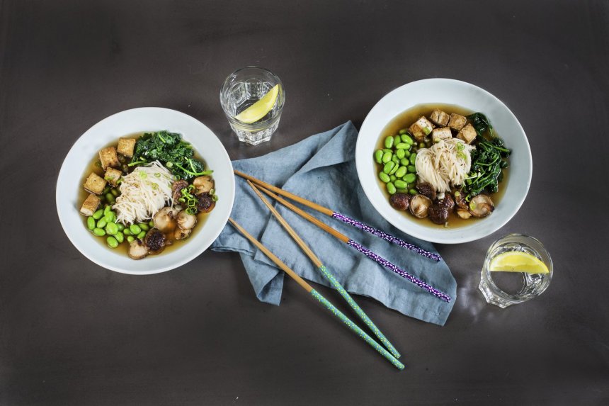 Vegetariška RAMEN makaronų sriuba su tofu ir šitaki grybais