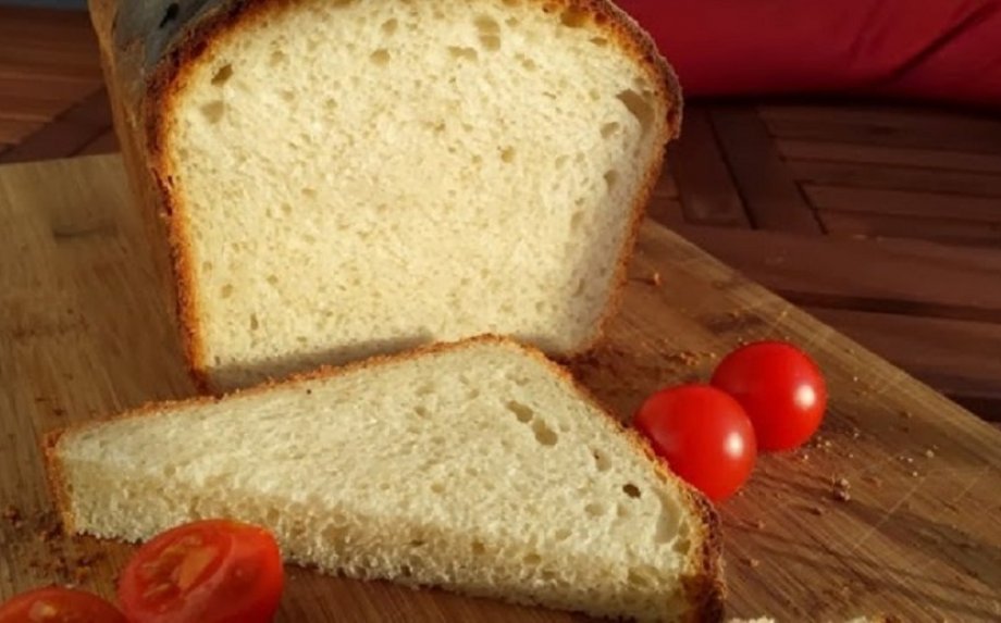 Balta šviesi sumuštinių duona be mielių