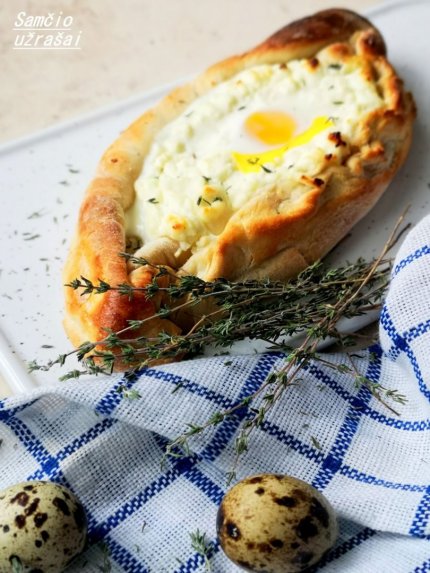 Adžaruli chačapuris su sūriu ir kiaušiniu